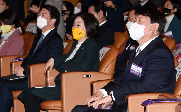 윤석열 국민의힘 대선 후보, 심상정 정의당 대선 후보, 안철수 국민의당 대선 후보가 9일 서울 삼성동 코엑스에서 열린 제56회 전국여성대회에서 자리에 앉아 있다.2021. 11. 9  정연호 기자 tpgod@seoul.co.kr