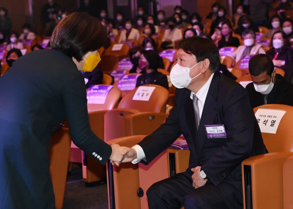 윤석열 국민의힘 대선 후보와 심상정 정의당 대선 후보가 9일 서울 삼성동 코엑스에서 열린 제56회 전국여성대회에서 악수를 하고 있다.2021. 11. 9  정연호 기자 tpgod@seoul.co.kr