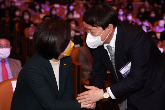 9일 오후 서울 강남구 코엑스 오디토리움에서 열린 제56회 전국여성대회에서 윤석열 국민의힘 대선후보와 심상정 정의당 대선후보(오른쪽)가 인사를 나누고 있다. 2021. 11. 9  정연호 기자 tpgod@seoul.co.kr