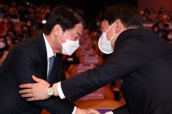 9일 오후 서울 강남구 코엑스 오디토리움에서 열린 제56회 전국여성대회에서 윤석열 국민의힘 대선후보(오른쪽)와 안철수 국민의당 대선후보가 인사를 나누고 있다.2021. 11. 9  정연호 기자 tpgod@seoul.co.kr