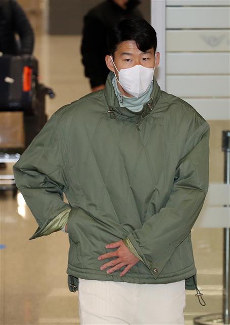 축구 국가대표팀에 합류하는 주장 손흥민 선수(토트넘)가 9일 오후 인천공항을 통해 입국하고 있다.  벤투 감독이 이끄는 축구 국가대표팀은 11일 오후 8시 아랍에미리트(UAE)와 2022 카타르월드컵 아시아지역 최종예선 A조 5차전 홈 경기(고양종합운동장)를 치르고 17일 오전 0시 이라크와 6차전 원정 경기(카타르 도하)에 나선다. 2021.11.9 뉴스1