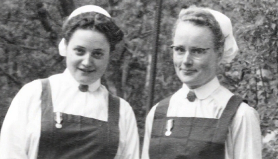 마가렛 피사렛(왼쪽)간호사와 마리안느 슈퇴거 간호사의 젊은 시절 모습. 사진=다큐멘터리 ‘마리안느와 마가렛’ 캡처