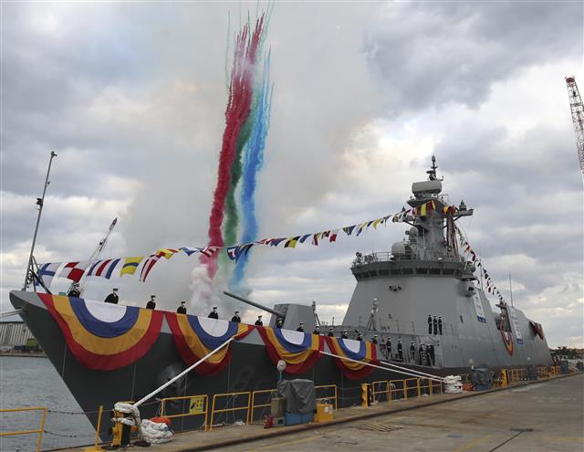 9일 오후 울산 동구 현대중공업에서 해군 신형 호위함(FFX Batch-II) 7번함인 ‘천안함’ 진수식이 열리고 있다. 대구급 호위함(2800톤급)인 천안함은 길이 122m, 폭 14m, 높이 35m에 달한다. 무장으로는 5인치 함포와 함대함유도탄, 전술함대지유도탄, 근접방어무기체계 등을 고루 갖췄다. 천안함은 시운전 평가를 거쳐 2023년 해군에 공식 인도되며 이후 전력화 과정을 마친 뒤 2함대의 주력 함정으로 NLL 수호 임무에 투입될 예정이다. 2021.11.9 뉴스1