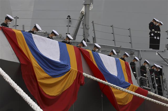 9일 오후 울산 동구 현대중공업에서 열린 해군 신형 호위함(FFX Batch-II) 7번함인 ‘천안함’ 진수식에서 장병들이 묵념을 하고 있다. 대구급 호위함(2800톤급)인 천안함은 길이 122m, 폭 14m, 높이 35m에 달한다. 무장으로는 5인치 함포와 함대함유도탄, 전술함대지유도탄, 근접방어무기체계 등을 고루 갖췄다. 천안함은 시운전 평가를 거쳐 2023년 해군에 공식 인도되며 이후 전력화 과정을 마친 뒤 2함대의 주력 함정으로 NLL 수호 임무에 투입될 예정이다. 2021.11.9 뉴스1