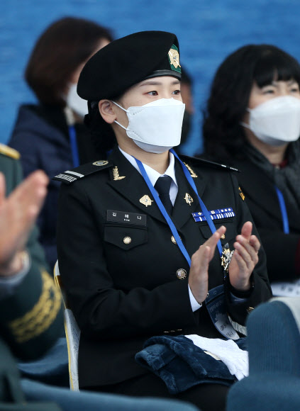 9일 오후 울산 현대중공업에서 열린 해군 신형 호위함 7번함인 ‘천안함’ 진수식에서 2010년 천안함 폭침 희생자인 고 김태석 원사의 자녀로 해군에 지원한 김해나 씨가 참석해 손뼉을 치고 있다. 2021.11.9  연합뉴스