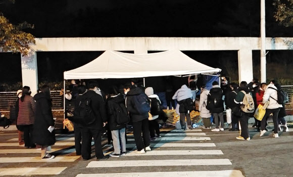 “윤석열 5.18 참배 반대” 밤샘 농성 돌입한 대학생들