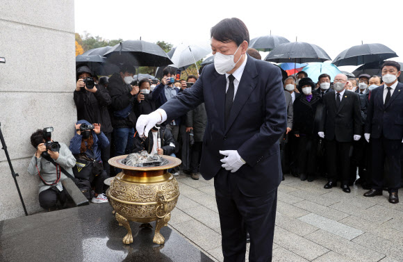 4.19학생혁명 기념탑에 분향하는 윤석열