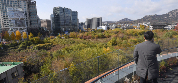 10일 종로구 서울공예박물관 옥상에서 바라본 이건희 기증관 건립부지로 결정된 송현동 일대 모습. 2021.11.10 박지환 기자 popocar@seoul.co.kr
