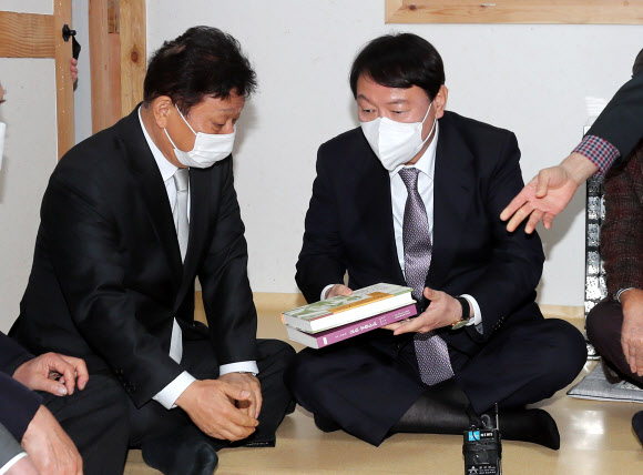 유족에게 책 건네는 윤석열