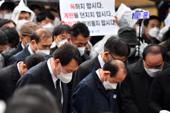 윤석열 국민의힘 대선 후보가 10일 광주 5?18 민주묘지를 찾아 추모탑에 헌화.분향하려다 시민들의 반대에 가로막혀 추모탑 입구에서 묵념으로 참배를 대신하고 있다.2021. 11. 10 정연호 기자 tpgod@seoul.co.kr