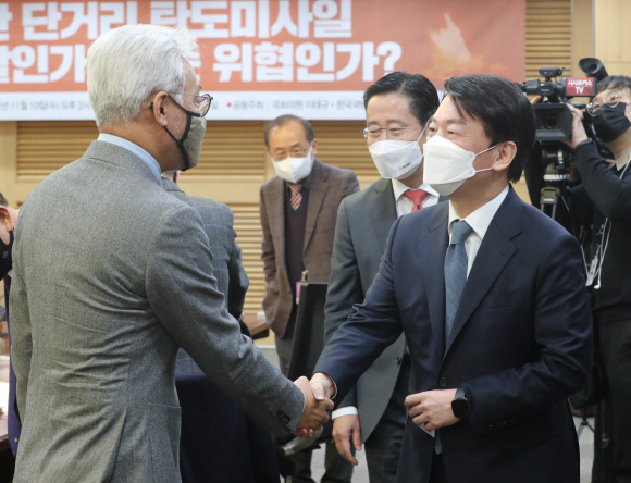안철수(오른쪽) 국민의당 대선 후보가 10일 국회 의원회관에서 열린 ‘북한 단거리 탄도미사일 도발인가? 단순 위협인가?’ 정책 세미나에서 참석자들과 인사하고 있다.  오장환 기자 5zzang@seoul.co.kr