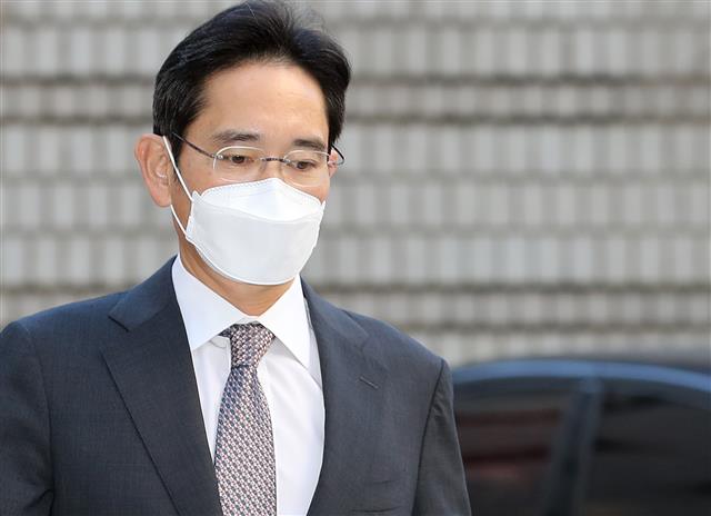 굳은 표정으로 법원 향하는 이재용 부회장