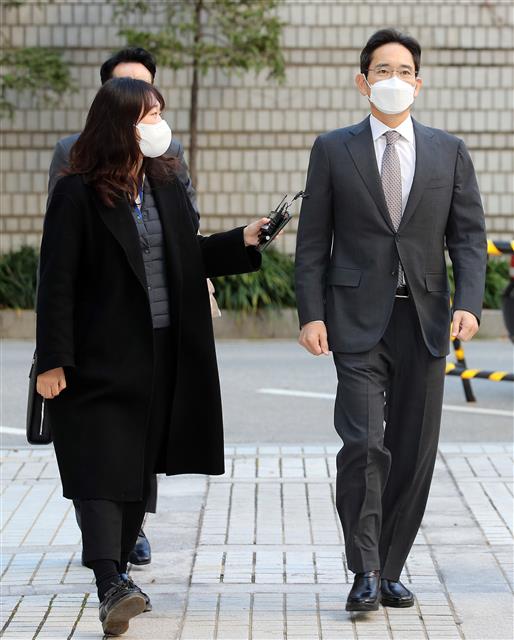 굳은 표정으로 법원 향하는 이재용 부회장