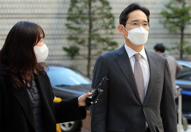 취재진 질문에 답변 없이 들어가는 이재용 부회장