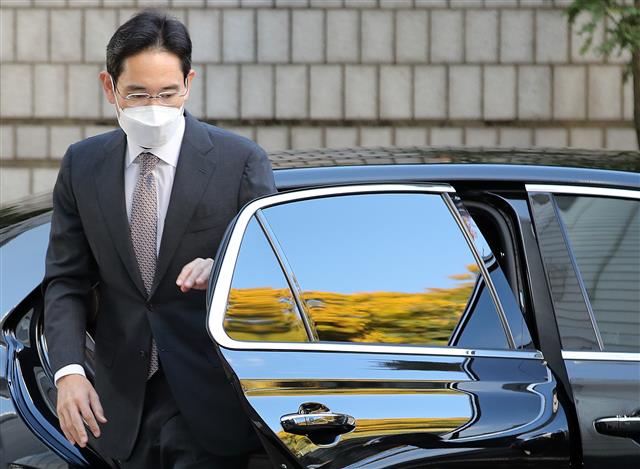 차에서 내리는 이재용 부회장