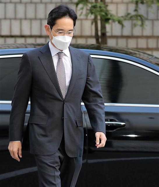 고개 숙인 이재용 부회장