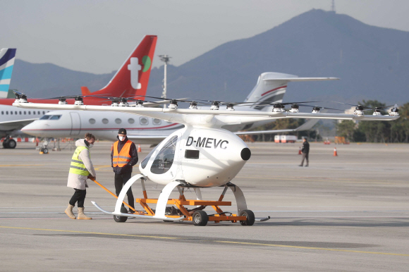 11일 서울 김포비즈니스항공센터(SGBAC)에서 열린 ‘도심항공교통(UAM) 비행 시연 행사’에서 관계자들이 볼로콥터를 옮기고 있다. 도심항공교통은 도심 내 활용이 가능한 친환경 전기동력 수직이착륙기 등을 이용해 승객이나 화물 운송 등을 목적으로 타 교통수단과 연계되어 운용되는 새로운 항공교통체계이다. 2021. 11. 11 공항사진기자단