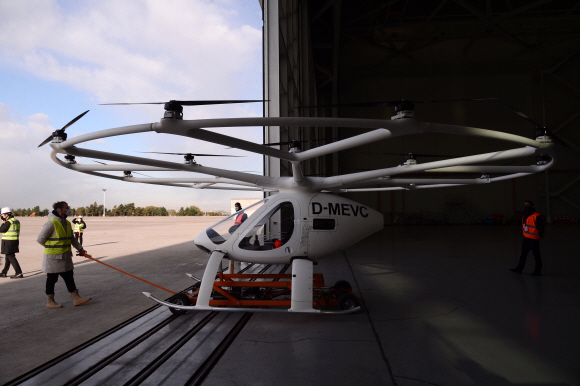 11일 서울 김포비즈니스항공센터(SGBAC)에서 열린 ‘도심항공교통(UAM) 비행 시연 행사’에서 볼로콥터가 시험 비행을 준비하고 있다. 도심항공교통은 도심 내 활용이 가능한 친환경 전기동력 수직이착륙기 등을 이용해 승객이나 화물 운송 등을 목적으로 타 교통수단과 연계되어 운용되는 새로운 항공교통체계이다.  2021. 11. 11 공항사진기자단