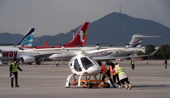 11일 서울 김포비즈니스항공센터(SGBAC)에서 열린 ‘도심항공교통(UAM) 비행 시연 행사’에서 볼로콥터가 시험 비행을 준비하고 있다. 도심항공교통은 도심 내 활용이 가능한 친환경 전기동력 수직이착륙기 등을 이용해 승객이나 화물 운송 등을 목적으로 타 교통수단과 연계되어 운용되는 새로운 항공교통체계이다.  2021. 11. 11 공항사진기자단