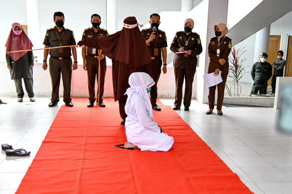 공개 태형에 처해지는 인도네시아 여성
