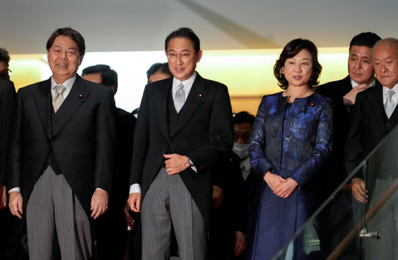하야시 요시마사(왼쪽) 신임 일본 외무상 로이터 연합뉴스