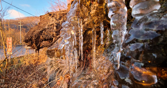 영하권 추위에 고드름이 ‘꽁꽁’