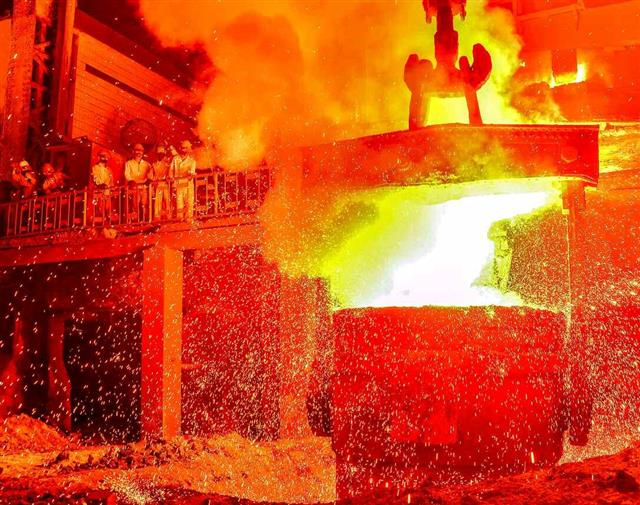 북한 노동당 기관지 노동신문은 12일 ‘관건적인 올해 전투는 50일 남았다, 완강한 공격정신으로 당 결정 관철에 총 매진하자’라는 제목의 특집 기사를 1면에 실었다. 사진은 생산 중인 천리마제강연합기업소.  평양 노동신문 뉴스1