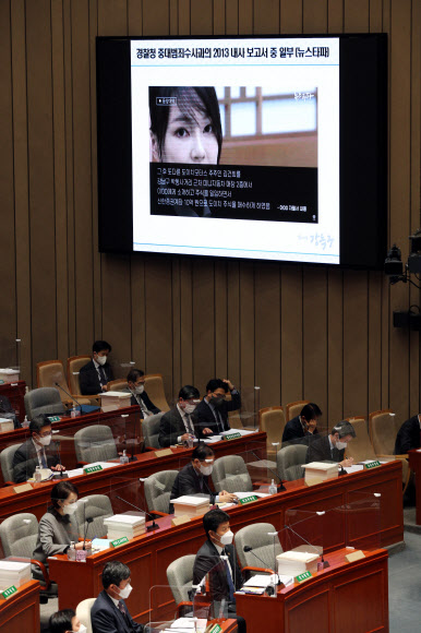 12일 열린 국회 예산결산특별위원회 비경제부처 부별심사에서 국민의힘 윤석열 대선 후보의 부인 김건희씨 도이치모터스 주가조작 사건 연루 의혹과 관련한 질의 자료가 회의장 화면에 보이고 있다.  2021.11.12  국회사진기자단