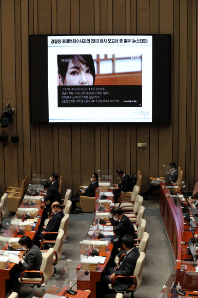 12일 열린 국회 예산결산특별위원회 비경제부처 부별심사에서 국민의힘 윤석열 대선 후보의 부인 김건희씨 도이치모터스 주가조작 사건 연루 의혹과 관련한 질의 자료가 회의장 화면에 보이고 있다.  2021.11.12  국회사진기자단