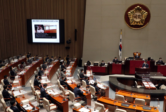 12일 열린 국회 예산결산특별위원회 비경제부처 부별심사에서 더불어민주당 강득구 의원이 박범계 법무부 장관에게 윤석열 국민의힘 대선후보의 부인 김건희씨 도이치모터스 주가조작 사건 연루 의혹과 관련해 질의하고 있다. 2021.11.12  국회사진기자단