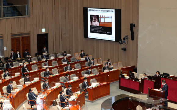 더불어민주당 강득구 의원이 12일 국회에서 열린 예산결산특별위원회 비경제부처질의에서 “국민의힘 윤석열 대선 후보의 부인 김건희 씨의 주가조작 사건에 대한 경찰 내사가 도이치모터스 주가조작에 함께 참가했던 사람의 제보로 시작됐다”라고 주장하며 박범계 법무부장관을 상대로 질의하고 있다. 2021.11.12  국회사진기자단