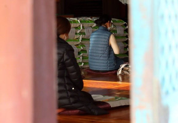 수능을 앞둔 12일 오전 대전시 서구 탄방동 세등선원에서 수험생을 자녀로 둔 학부모가 기도하고 있다. 2021.11.12  연합뉴스