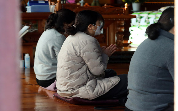 수능을 앞둔 12일 오전 대전시 서구 탄방동 세등선원에서 수험생을 자녀로 둔 학부모가 기도하고 있다. 2021.11.12  연합뉴스