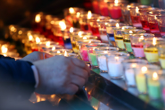 2022학년도 대입 수학능력시험을 엿새 앞둔 12일 대구 중구 천주교 대구대교구청 성모당 앞에 수험생과 학부모 등이 켜놓은 초들이 빛을 발하고 있다. 2021.11.12  연합뉴스