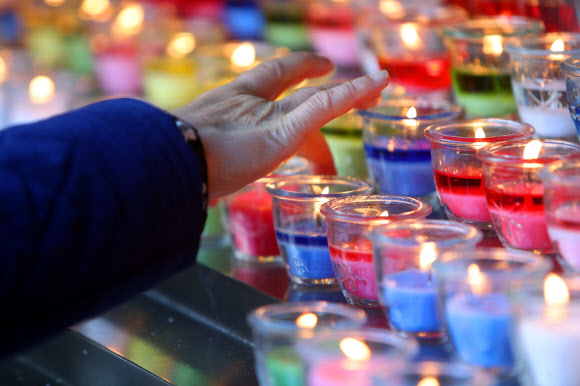 2022학년도 대입 수학능력시험을 엿새 앞둔 12일 대구 중구 천주교 대구대교구청 성모당 앞에 수험생과 학부모 등이 켜놓은 초들이 빛을 발하고 있다. 2021.11.12  연합뉴스