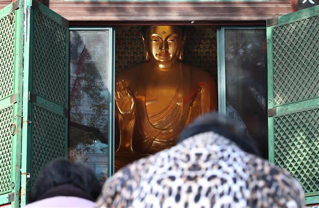 2022년 대학수학능력시험(수능)을 6일 앞둔 12일 오후 서울 종로구 조계사에서 불자들이 기도를 하고 있다. 2021.11.12 뉴스1