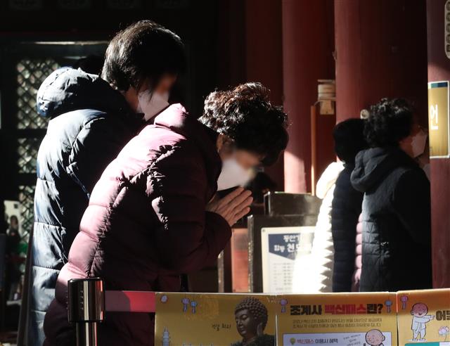 2022년 대학수학능력시험(수능)을 6일 앞둔 12일 오후 서울 종로구 조계사에서 불자들이 기도를 하고 있다. 2021.11.12 뉴스1