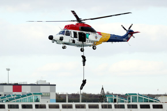 12일 오후 인천시 서구 경인항 인천터미널에서 열린 ‘2021 국가 대테러 종합훈련’에서 해양경찰특공대 대원들이 헬기를 타고 테러가 발생한 여객선에 침투하는 훈련을 하고 있다. 2021.11.12  연합뉴스