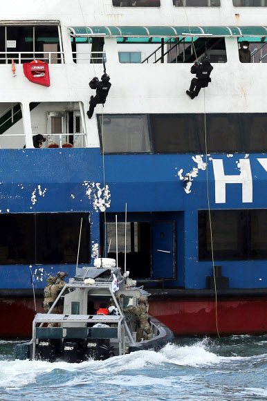 12일 오후 인천시 서구 경인항 인천터미널에서 열린 ‘2021 국가 대테러 종합훈련’에서 해양경찰특공대와 해양경찰진압대 대원들이 테러가 발생한 여객선에 침투하는 훈련을 하고 있다. 2021.11.12  연합뉴스