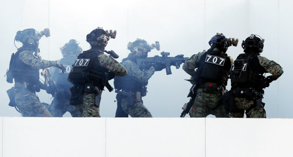 12일 오후 인천시 서구 경인항 인천터미널에서 열린 ‘2021 국가 대테러 종합훈련’에서 육군 특수전사령부 707특수임무단 대원들이 육상 테러 대응 훈련을 하고 있다. 2021.11.12  연합뉴스