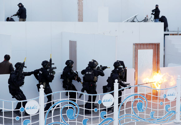 12일 오후 인천시 서구 경인항 인천터미널에서 열린 ‘2021 국가 대테러 종합훈련’에서 인천경찰특공대 대원들이 테러가 발생한 건물에 침투하는 훈련을 하고 있다. 2021.11.12  연합뉴스