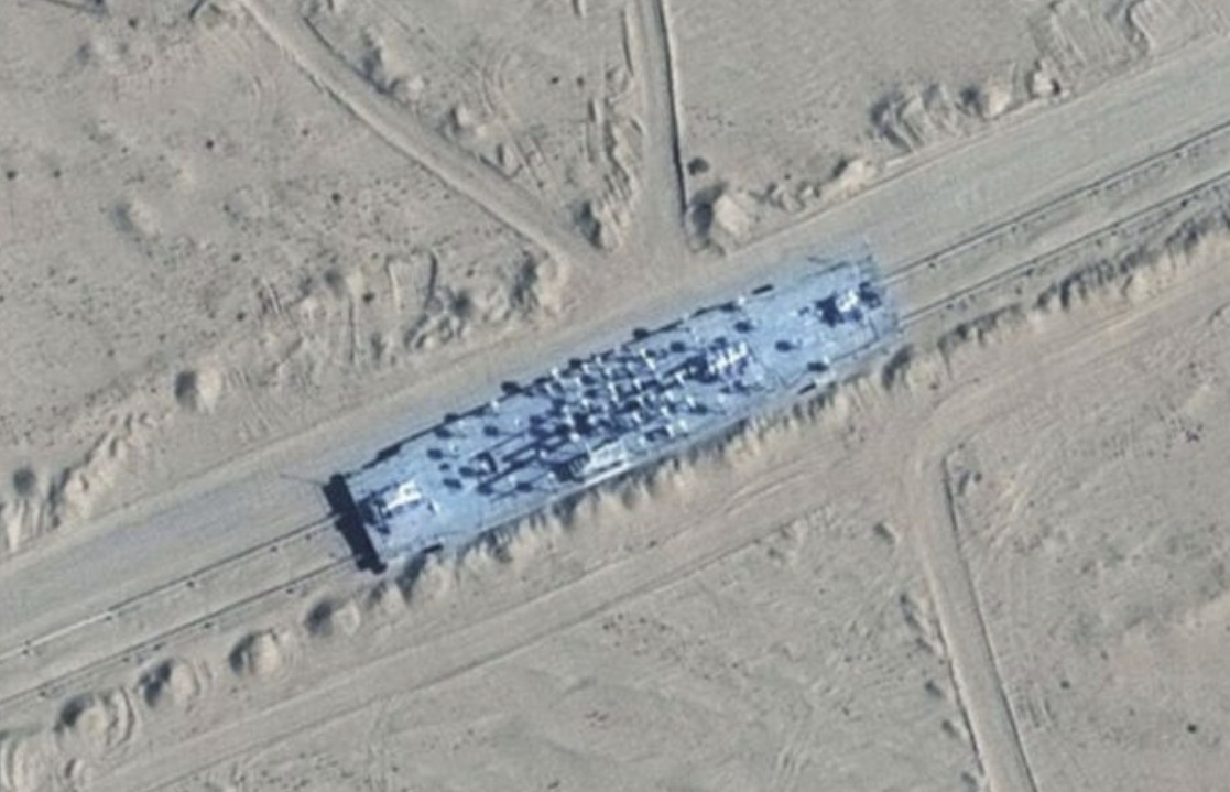 중국 신장위구르자치구 타클라마칸 사막에서 발견된 미국 항공모함 갑판 모양의 구조물. 맥사테크놀로지 캡처