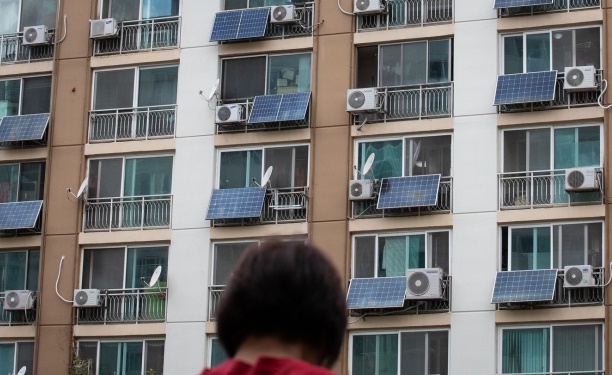 환경부가 올해부터 생산자책임재활용제(EPR) 대상에 포함된 태양광 패널의 재활용 의무량을 159t으로 결정했다. 사진은 서울시내 한 아파트단지 내 각 세대 베란다에 설치된 태양광 패널. 뉴스1