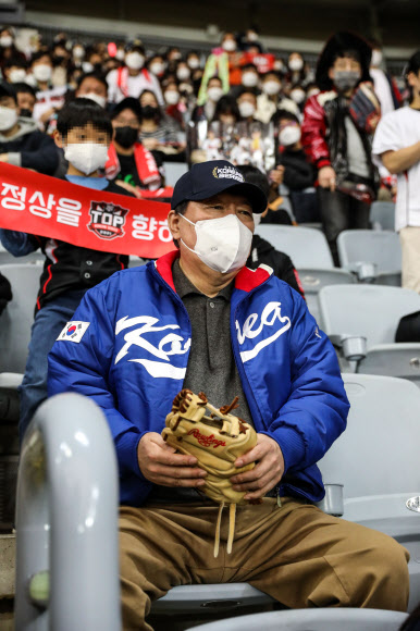 윤석열 후보, 한국시리즈 1차전 관람