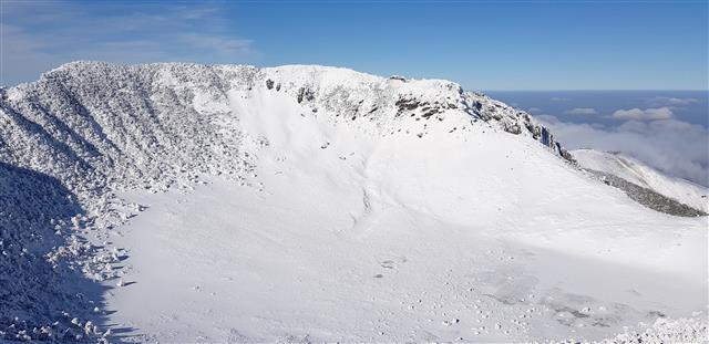 11월 설경 이룬 한라산 백록담
