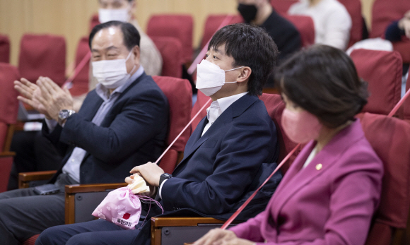 이준석 국민의힘 대표가 14일 국회 의원회관 제2소회의실에서 열린 ‘20대 대선 여론조작 방지를 위한 온라인 싸드, 크라켄 공개’행사에서 비단주머니를 들고 참석하고 있다. 오른쪽부터 이영 디지털위원장, 이 대표, 한기호 사무총장. 2021.11.14 김명국 선임기자 daunso@seoul.co.kr