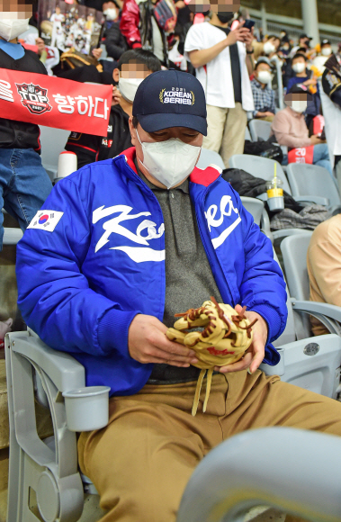 국민의힘 윤석열 대선 후보가 14일 서울 구로구 고척스카이돔에서 열린 한국시리즈 1차전 두산 베어스와 kt wiz의 경기를 관람하고 있다. 2021.11.14 김명국 선임기자 daunso@seoul.co.kr