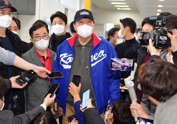 국민의힘 윤석열 대선 후보가 14일 서울 구로구 고척스카이돔에서 열린 한국시리즈 1차전 두산 베어스와 kt wiz의 경기를 관람하기에 앞서 취재진의 질문에 답하고 있다. 2021.11.14 김명국 선임기자 daunso@seoul.co.kr