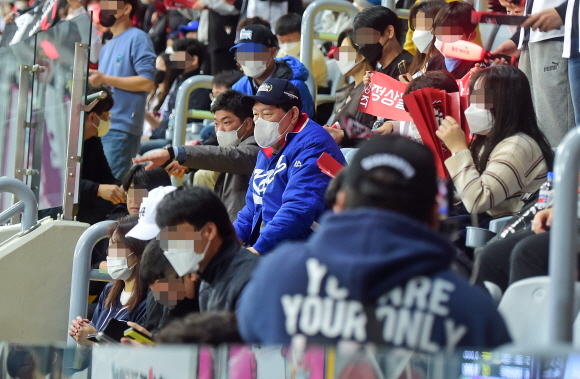 국민의힘 윤석열 대선 후보가 14일 서울 구로구 고척스카이돔에서 열린 한국시리즈 1차전 두산 베어스와 kt wiz의 경기를 관람하고 있다. 2021.11.14 김명국 선임기자 daunso@seoul.co.kr