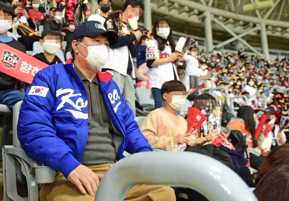 국민의힘 윤석열 대선 후보가 14일 서울 구로구 고척스카이돔에서 열린 한국시리즈 1차전 두산 베어스와 kt wiz의 경기를 관람하고 있다. 2021.11.14 김명국 선임기자 daunso@seoul.co.kr